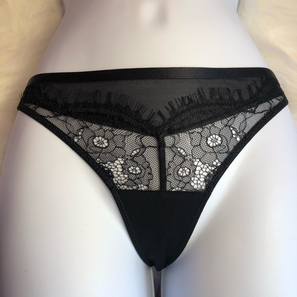 3/$15💛 Black flare lace thong panties